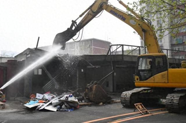 学校医院中间夹违建海淀城管启动拆除